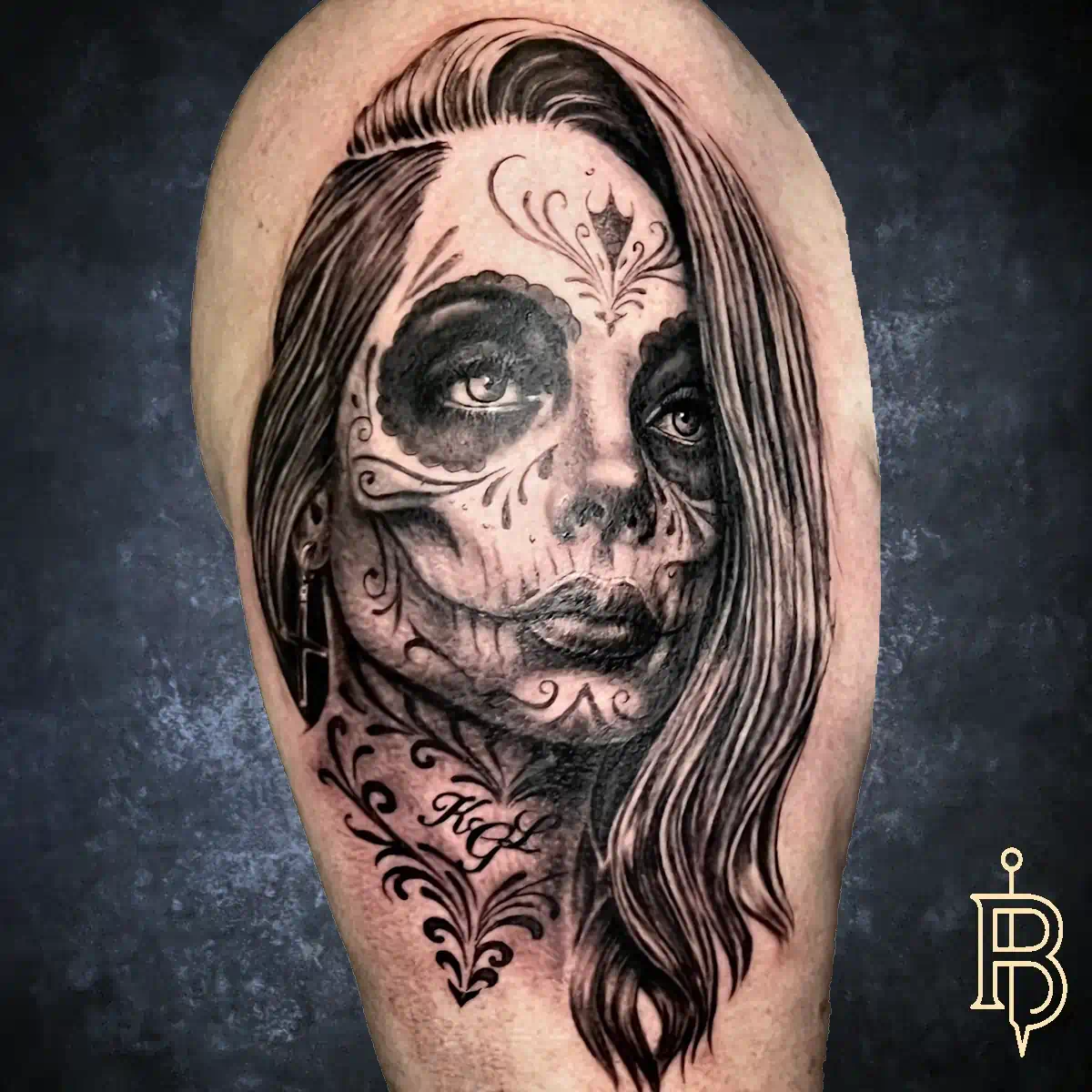 Chicano-Porträt einer Frau mit Beanie und Clown-Make-up, Handgeste – Black & Grey am Unterschenkel