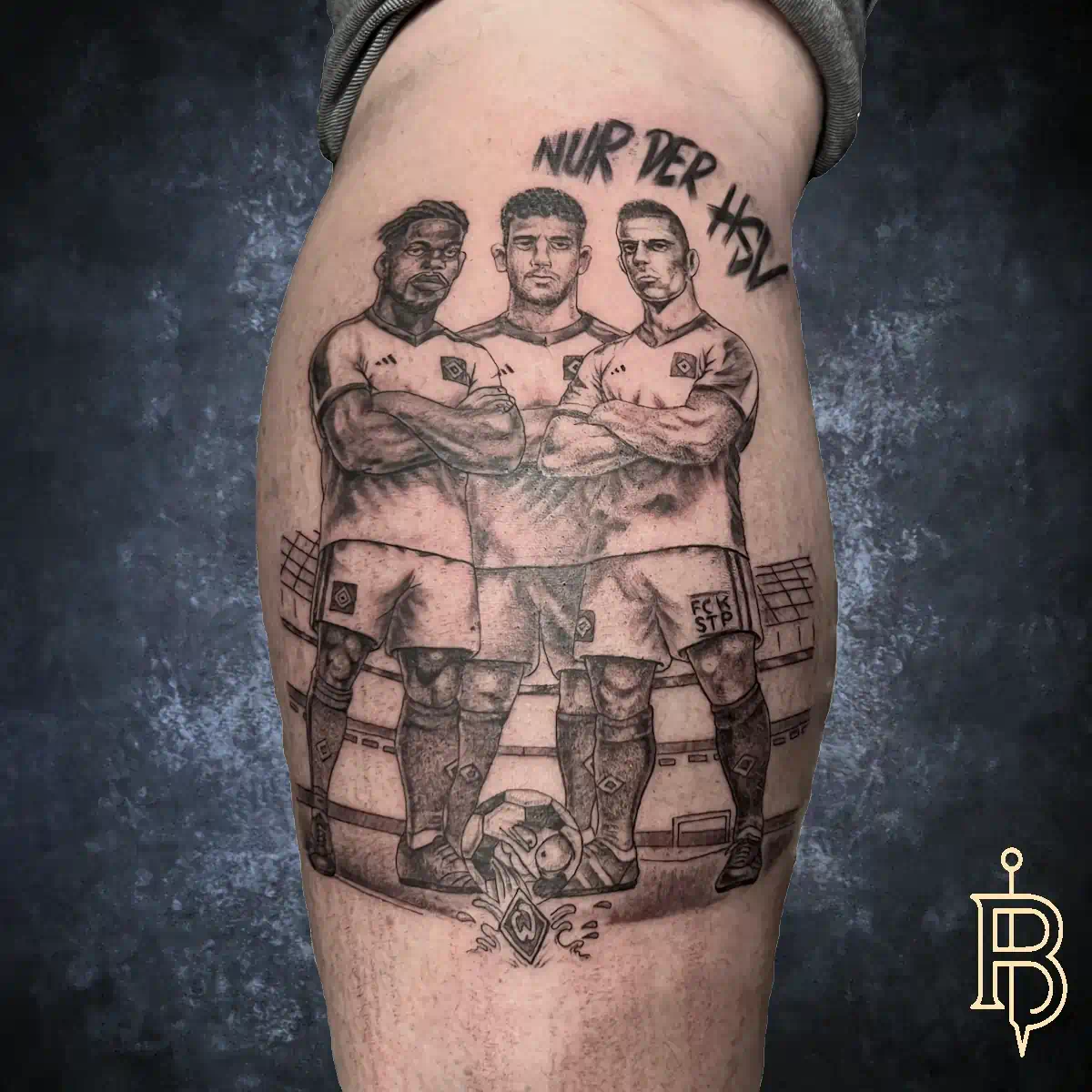 HSV Fan Tattoo – drei Spieler im Black & Grey Realismus