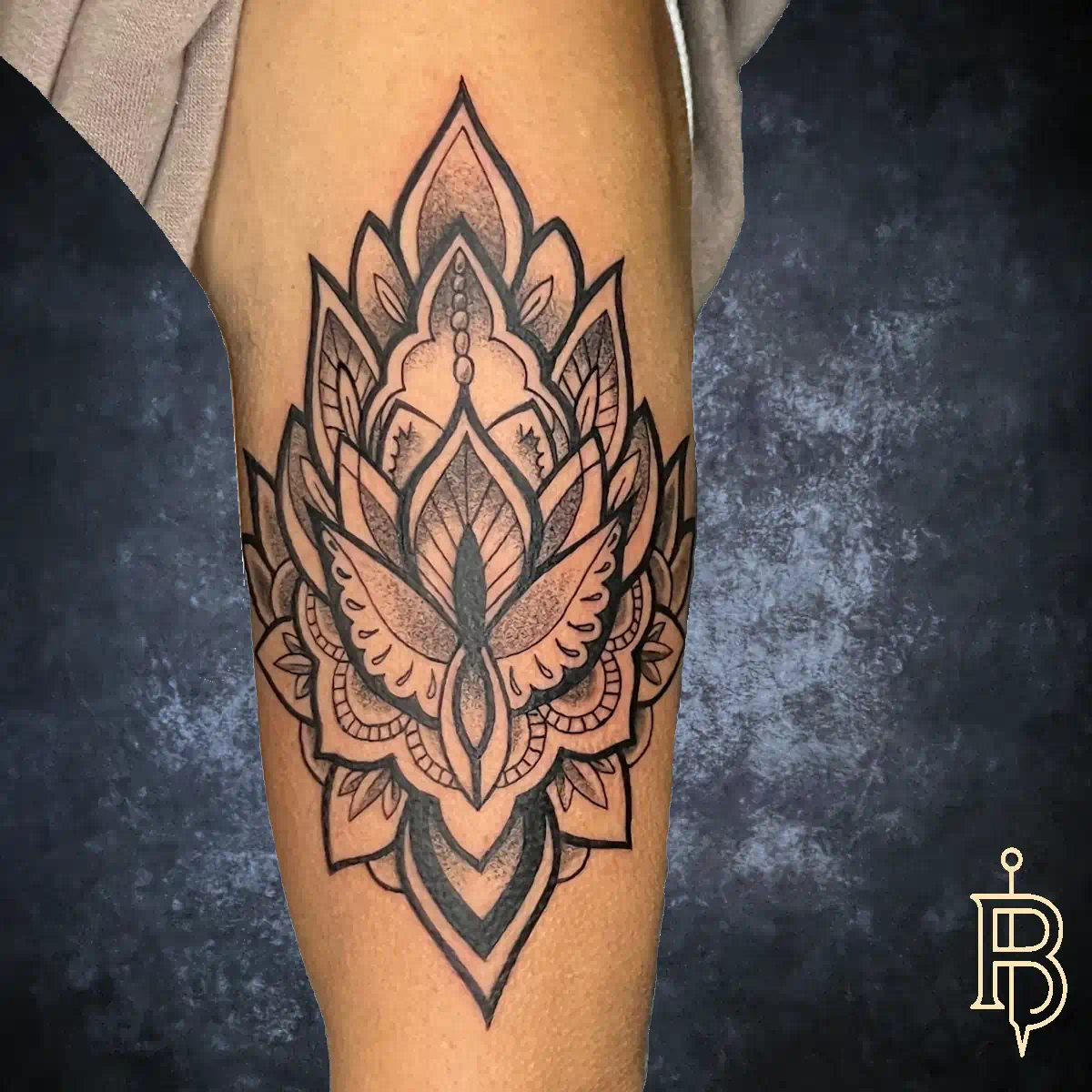 Mandala Tattoo mit Lotus-Elementen – Black & Grey