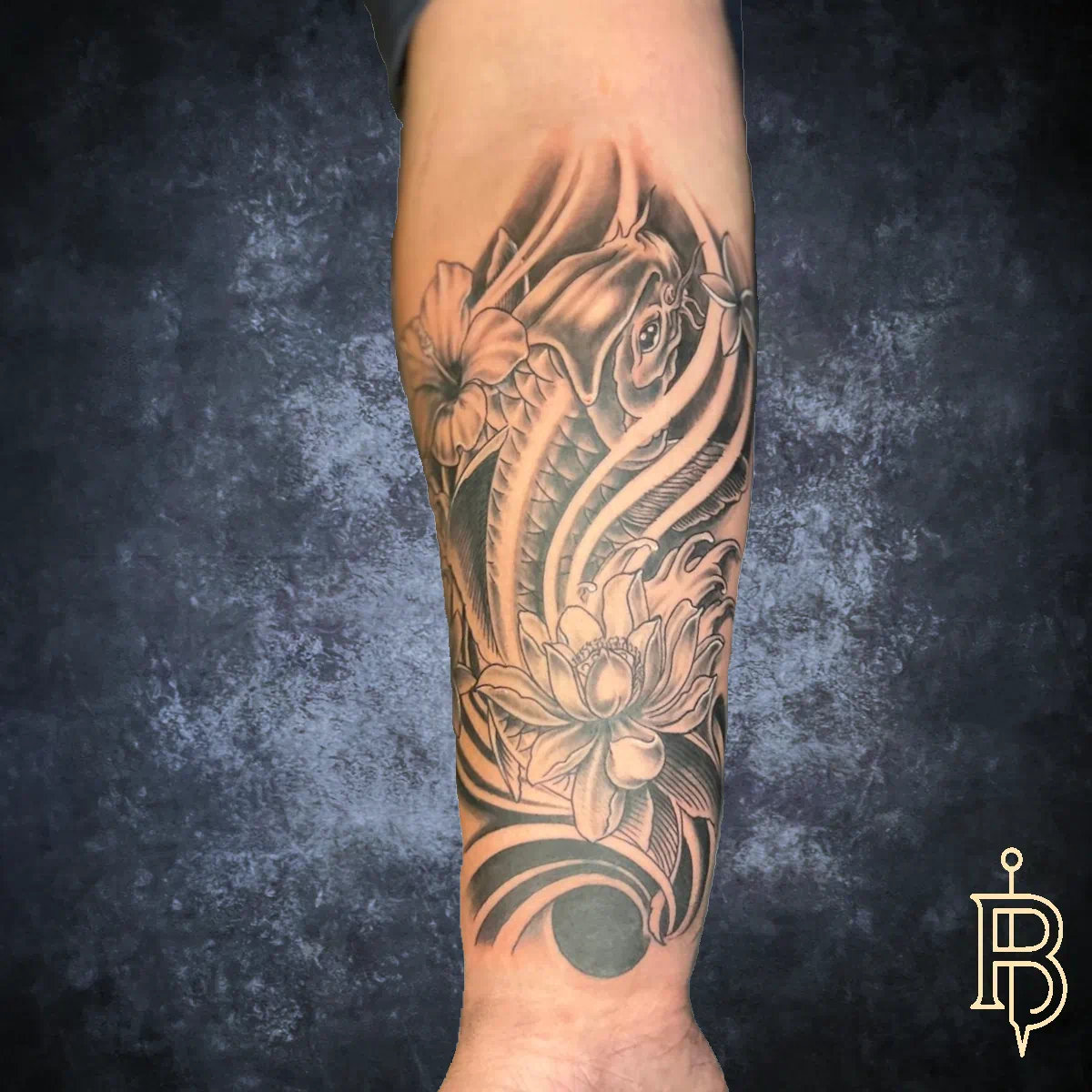 Unterarmtattoo in Schwarzgrau: Koi-Karpfen mit Wellen und Lotusblüten im japanischen Stil.