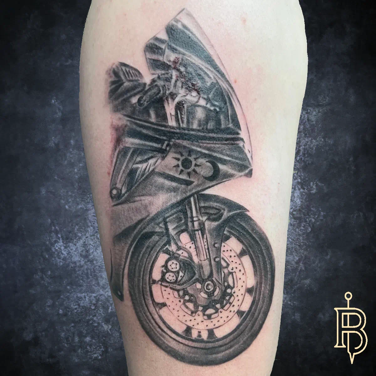 Realistic Motorcycle Tattoo - Black & Grey auf dem Oberarm