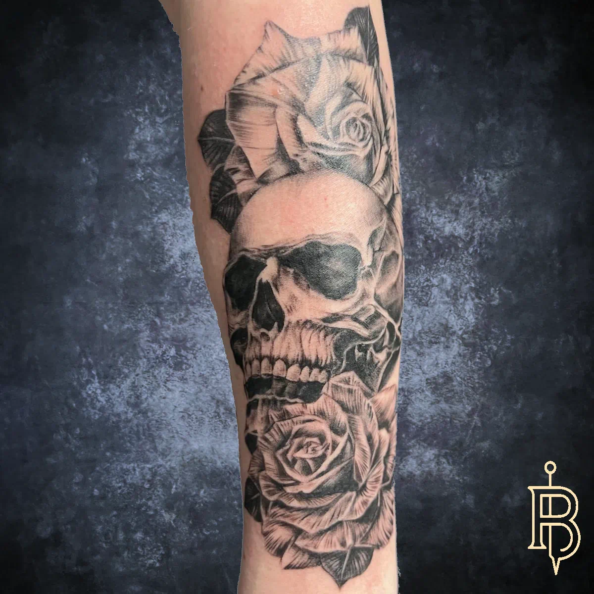 Totenkopf Tattoo mit Rosen und Schattierungen - Realistic in Black & Grey Stil