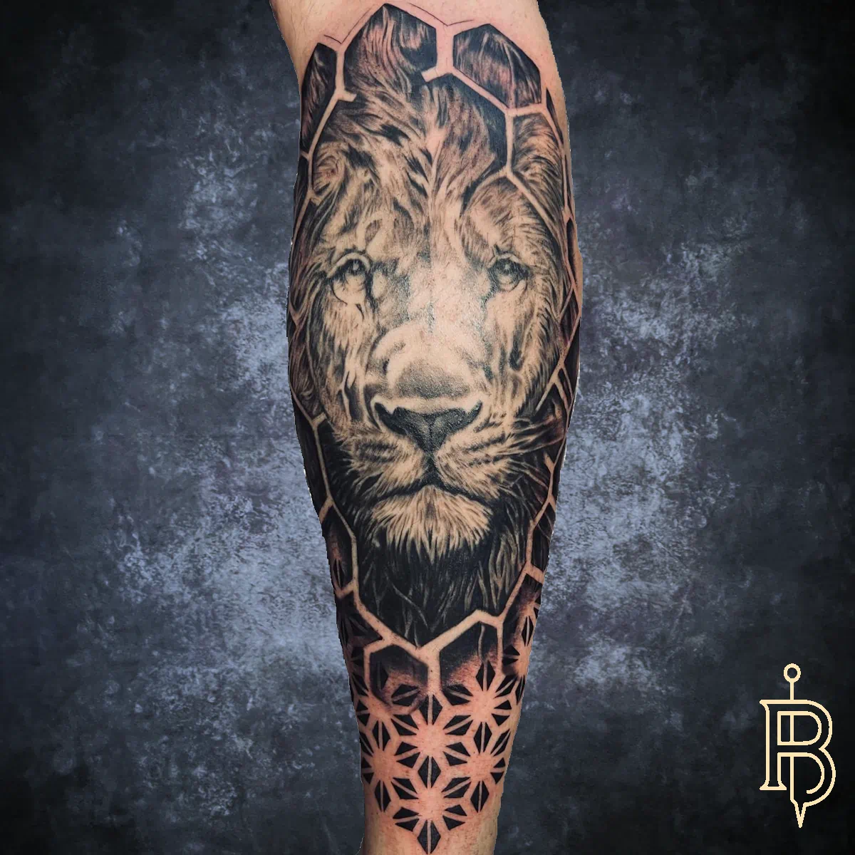 Realistisches Tiger-Tattoo mit geometrischen Mustern – Unterarm