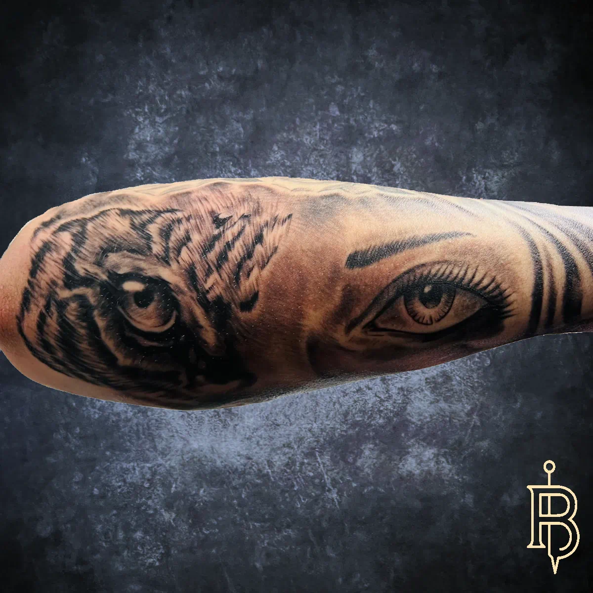 Tigerauge als Realistic Tattoo – quer gestochen auf dem Unterarm