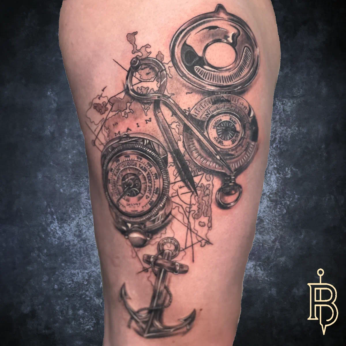 Anker-Tattoo mit Uhrwerk-Elementen – technischer Blackwork-Stil am Arm