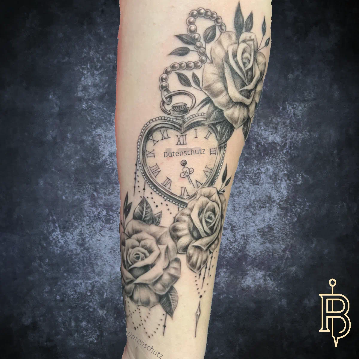 Rosen und Taschenuhr – klassisches Zeit-Tattoo in Black & Grey